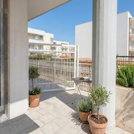 Carmenleo-central With Patio Aparthotel 3*