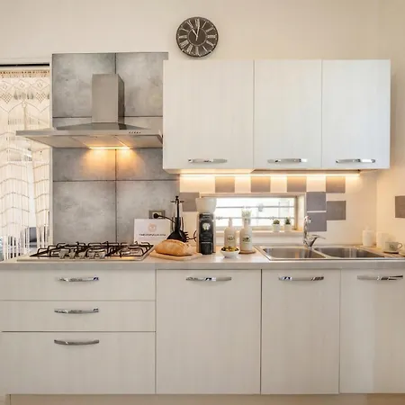 Carmenleo-central With Patio